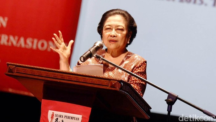 Dalam rangka memperingati Hari Perempuan Internasional yang jatuh hari ini, Ketum PDIP Megawati Soekarnoputri menyampaikan pidato budaya di Teater Kecil, Taman Ismail Marzuki, Jakarta, Minggu (8/3/2015). Pidato Mega bertemakan 