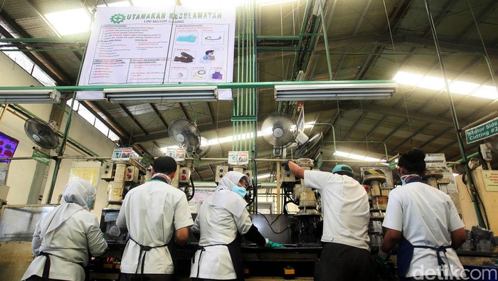 Proses pembuatan pompa air tidak semudah dibayangkan, banyak proses yang harus dilalui, dari bahan material mentah menjadi produk pompa air yang utuh. Salah satu pabrik yang memproduksi pompa air adalah PT Panasonic Manufacturing Indonesia di Jl Raya Bogor, Pasar Rebo, Jaktim. Kesempatan mengunjungi pabrik Panasonic di Jl Raya Bogor km 39, Pasar Rebo, Jaktim, Senin (9/3/2015), tak disia-siakan untuk mengintip langsung proses produksi pembuatan pompa air.