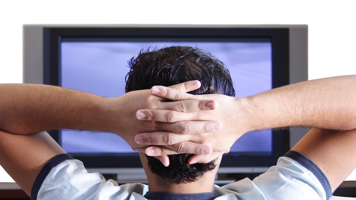 Menonton TV Sampai Lima Jam Sehari? Waspadai Penggumpalan Darah di Kaki