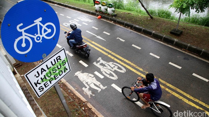Jalur Sepeda BKT Dibuka untuk Pengendara Motor Pemotor diijinkan untuk melintas di jalur khusus sepeda di kawasan Banjir Kanal Timur, Jakarta. Namun waktunya dibatasi yakni hanya pada hari Senin-Jumat pukul 06.00-09.00 WIB. Pengendara motor melintas di jalur khusus sepeda di kawasan Banjir Kanal Timur, Jakarta, Rabu (11/3/2015) pagi.