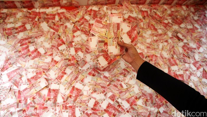 Uang Seratus ribu rupiah.