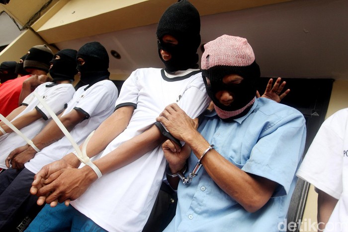 Satuan Reskrim Polres Jakarta Barat, Kamis (12/05/2015), meringkus belasan pelaku kejahatan jalanan (street crime) selama operasi yang dilakukan dari 28 Februari-11 Maret 2015. Beberapa kasus kejahatan jalanan ini meliputi pencurian dengan pemberatan (curat), pencurian dengan kekerasan (curas), dan kasus pencurian motor (curanmor).
