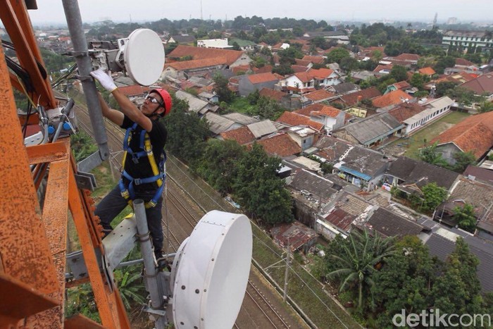 Teknisi sedang melakukan perawatan perangkat BTS 4G di atas menara di kota Bogor, Jawa Barat Jumat (13/3/2015). Saat ini XL terus Memperluas layanan 4G ke sejumlah kota-kota besar di Indonesia  termasuk di luar jawa. (Foto: Rachman Haryanto/detikcom)