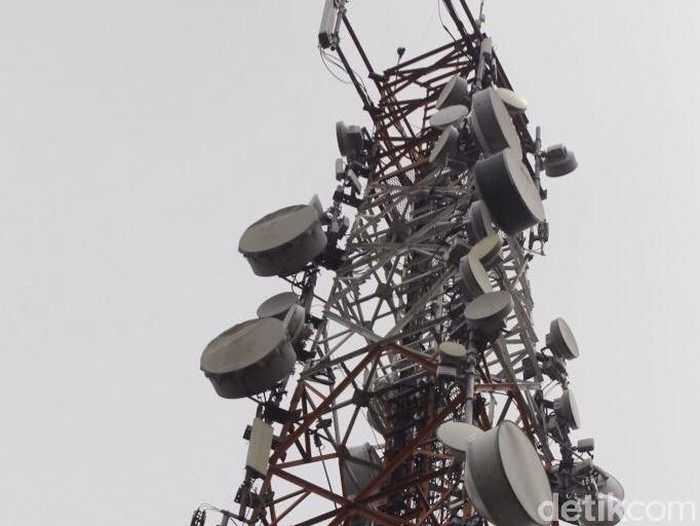 Teknisi sedang melakukan perawatan perangkat BTS 4G di atas menara di kota Bogor, Jawa Barat Jumat (13/3/2015). Saat ini XL terus Memperluas layanan 4G ke sejumlah kota-kota besar di Indonesia  termasuk di luar jawa. (Foto: Rachman Haryanto/detikcom)
