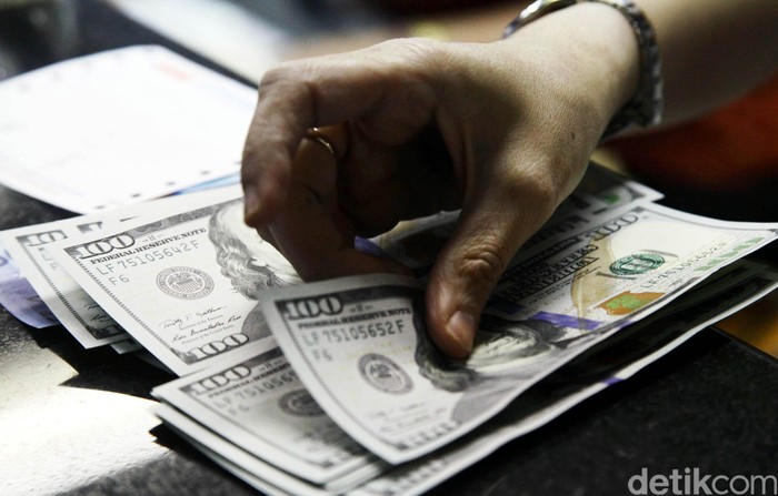 Dolar AS Tembus Rp 13.245