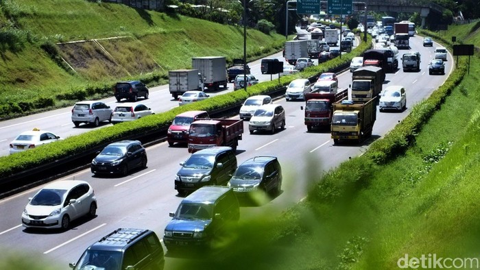 Ada Pengecoran Jalan di Exit Tol UKI, Tol Jagorawi Arah Jakarta Padat