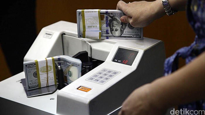 Dolar Amerika Serikat (AS) masih perkasa di kisaran Rp 13.000. Pada hari ini dolar AS diperdagangkan di Rp 13.185. Posisi dolar AS terkuat adalah Rp 13.193.