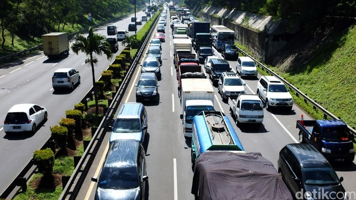 Senin Pagi, Arus Lalin Tol Cikampek Arah Jakarta Padat Merayap