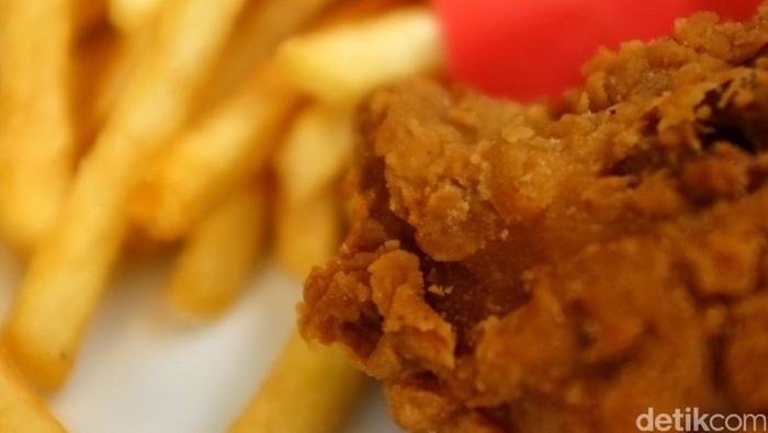 Pedagang Ini Siasati Daging Ayam Tak Laku Diolah Jadi Fried Chicken