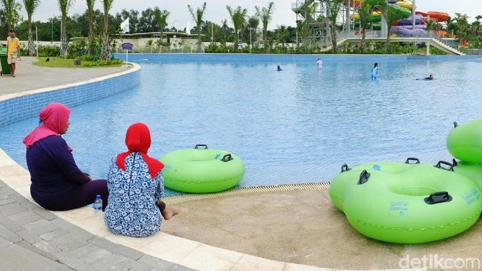 Bagi warga Jakarta Timur  atau Bekasi yang bingung mencari tempat libur diakhir pekan kini tidak perlu pusing, dikawasan  Gran Wisata Tambun, Bekasi kini telah hadir Go!Wet Water Park. Wahana taman air dan renang-berenang menyajikan  permainan air yang menakjubkan. Suasana asri dengan wahan air yang atraktif dan moderen akan memuaskan libur akhir pekan anda. Wahan hiburan ini di garap oleh Sinarmas Land Go!Wet Water Park di atas lahan seluas 7,5 hektar di kawasan Perumahan Grand Wisata Tambun, Bekasi.