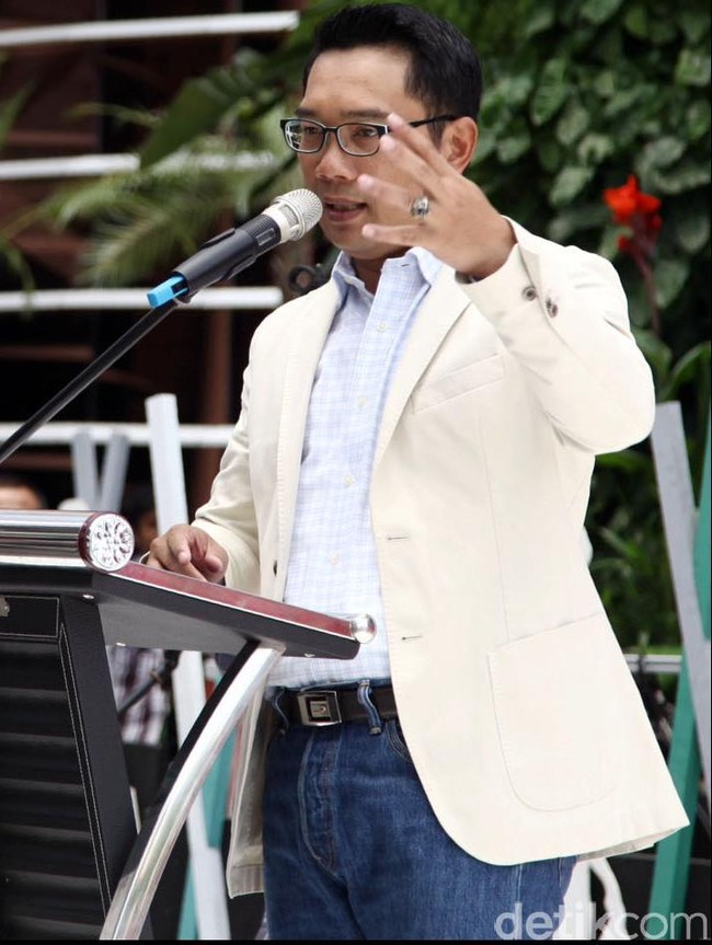 Sesekali, pria 46 tahun ini juga mengandalkan celana jeans saat bertugas. Padanan blazer putih dengan kemeja kotak-kotak menjaga gaya Ridwan tetap necis dan berwibawa. (Foto: Rachman Haryanto)