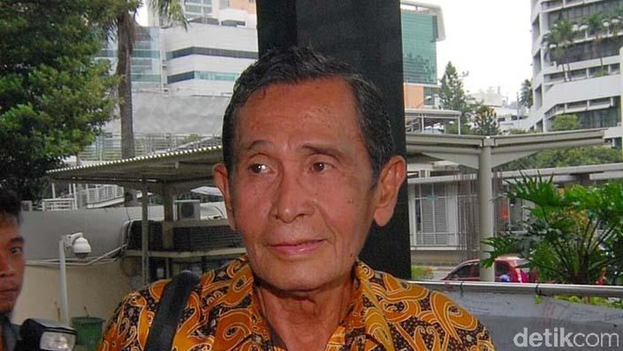 Dua anggota Tim 9, Jimly Assidiqie dan Tumpak Hatorangan Panggabean mendatangi gedung KPK, Jakarta, Jumat (13/3/2015). Mereka menemui Plt Ketua KPK, Taufiequrachman Ruki.