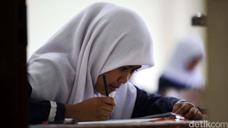 Nilai Rata-rata UN SMP Tahun 2016 Turun 3 Poin dari Tahun Lalu Nilai Rata-rata UN SMP Tahun 2016 Turun 3 Poin dari Tahun Lalu