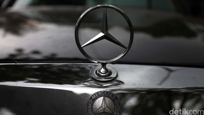 Bengkel Lintang Mandala Motor di Jalan Durian, Jagakarsa, Jakarta Selatan, adalah bengkel untuk Mercedes-Benz. Bengkel ini tak memperbaiki bodi mobil, tapi lebih banyak mereparasi mesin, sistem kelistrikan, transmisi, dan kaki-kakinya. Dibantu sembilan teknisi khusus mobil Eropa, bengkel ini mampu menangani sekitar 20 Mercy dalam sebulan. File/detikFoto.