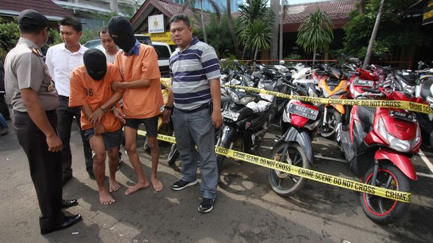 Pelaku begal ranmor di Karawang dan Jakarta yang ditembak di bagian kaki oleh petugas, di Polres Jakut, 2015.