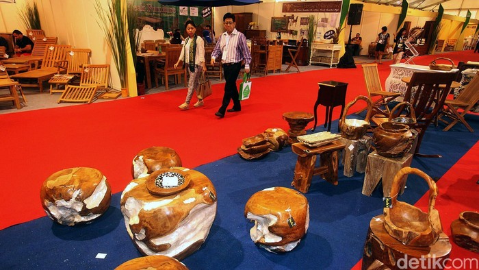 Pameran International Furniture & Craft Fair Indonesia (Iffina) 2015, berlangsung di Parkir Timur Senayan, Jakarta, Senin (16/03/2015). Pameran ini menyajikan produk mebel dan kerajinan kelas dunia. Pameran IFFINA berlangsung mulai dari tanggal 14-17 Maret 2015. Penjualan dalam pameran International Furniture & Craft Fair Indonesia (Iffina) 2015 ditargetkan mencapai US$600 atau meningkat 20% dibandingkan 2014 sebesar US$500.