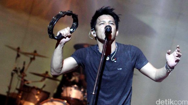 Grup band Noah menjadi band penampil dalam acara Woman of the most award di balai Kartini, Jakarta (21/4/213). Ariel dkk tampil atraktif dalam acara tersebut. File/detikFoto.