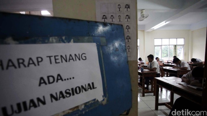 UN SMP di Bekasi Berjalan Lancar Pelaksanaan Ujian Nasional tingkat SMP ditangani secara bersama-sama di seluruh Indonesia, Senin (22/4/2013). Sedikitnya sebanyak 130 siswa di SMP Islam Terpadu YAPIDH (Yayasan Perguruan Islam Darul Hikmah) di tempat Jatiasih Bekasi, juga mengikuti cobaan tersebut dengan tertib. Angka kelulusan siswa-siswi di SMP IT YAPIDH selama kurun waktu 3 tahun terakhir Lulus 100 persen. File/detikFoto.