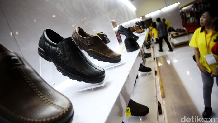 Bagi anda pengkoleksi atau yang sedang mencari sepatu, cobalah datang ke acara pameran Gelar Sepatu, Kulit dan Fesyen di Hall B Jakarta Convention Center, Kamis (30/5/2013) hingga Minggu (2/6/2013). Beragam pilihan sepatu tersaji mulai dari kualitas lokal dan internasional. Sepatu lokal, nggak kalah kok dengan merek luar. File/detikFoto.