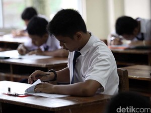 Polisi Bebaskan 25 Siswa SMP yang Coret Bendera Saat Rayakan Kelulusan