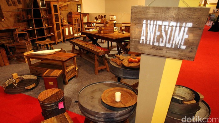 Pameran International Furniture & Craft Fair Indonesia (Iffina) 2015, berlangsung di Parkir Timur Senayan, Jakarta, Senin (16/03/2015). Pameran ini menyajikan produk mebel dan kerajinan kelas dunia. Pameran IFFINA berlangsung mulai dari tanggal 14-17 Maret 2015. Penjualan dalam pameran International Furniture & Craft Fair Indonesia (Iffina) 2015 ditargetkan mencapai US$600 atau meningkat 20% dibandingkan 2014 sebesar US$500.