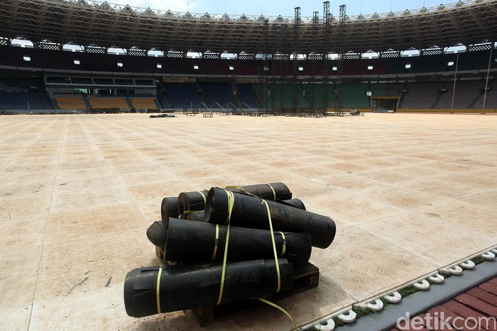Polemik terjadi di Senayan. Konser One Direction yang rencananya akan digelar Stadion Utama Gelora Bung Karno mendapatkan kritik lantaran berdekatan dengan jadwal pertandingan Timnas Indonesia U-23. Imbasnya, Timnas U-23 diperkirakan tak bisa main di GBK. Saat ini berbagai persiapan konser telah dilakukan di Stadion Gelora Bung Karno.