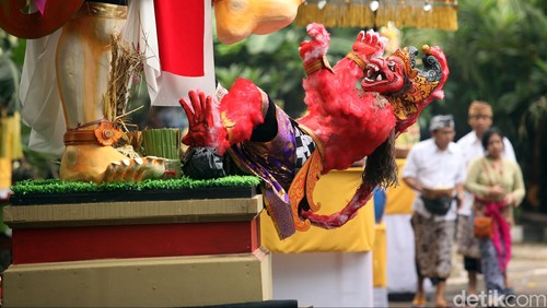 Sehari sebelum Hari Raya Nyepi Tahun Caka 1937, Pura Adhitya Jaya di bilangan Rawamangun, Jakarta Timur, Jumat (20/03/2015), disesaki umat Hindu yang khidmat melaksanakan prosesi Tawur Agung. Ritual Tawur Agung dipercaya sebagai ritual menolak bala.
Ini merupakan bagian dari upacara Buta Yadnya.