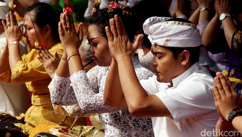 Sehari sebelum Hari Raya Nyepi Tahun Caka 1937, Pura Adhitya Jaya di bilangan Rawamangun, Jakarta Timur, Jumat (20/03/2015), disesaki umat Hindu yang khidmat melaksanakan prosesi Tawur Agung. Ritual Tawur Agung dipercaya sebagai ritual menolak bala.
Ini merupakan bagian dari upacara Buta Yadnya.