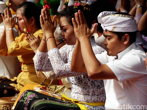 Sehari sebelum Hari Raya Nyepi Tahun Caka 1937, Pura Adhitya Jaya di bilangan Rawamangun, Jakarta Timur, Jumat (20/03/2015), disesaki umat Hindu yang khidmat melaksanakan prosesi Tawur Agung. Ritual Tawur Agung dipercaya sebagai ritual menolak bala.
Ini merupakan bagian dari upacara Buta Yadnya.