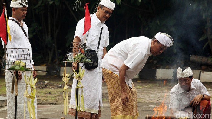 Sehari sebelum Hari Raya Nyepi Tahun Caka 1937, Pura Adhitya Jaya di bilangan Rawamangun, Jakarta Timur, Jumat (20/03/2015), disesaki umat Hindu yang khidmat melaksanakan prosesi Tawur Agung. Ritual Tawur Agung dipercaya sebagai ritual menolak bala.
Ini merupakan bagian dari upacara Buta Yadnya.