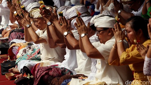 Sehari sebelum Hari Raya Nyepi Tahun Caka 1937, Pura Adhitya Jaya di bilangan Rawamangun, Jakarta Timur, Jumat (20/03/2015), disesaki umat Hindu yang khidmat melaksanakan prosesi Tawur Agung. Ritual Tawur Agung dipercaya sebagai ritual menolak bala.
Ini merupakan bagian dari upacara Buta Yadnya.