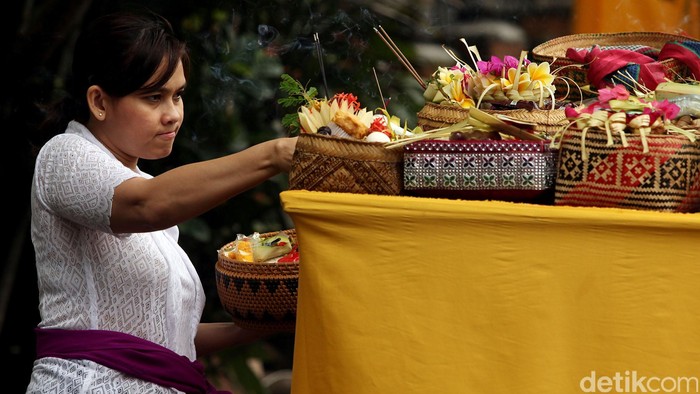 Sehari sebelum Hari Raya Nyepi Tahun Caka 1937, Pura Adhitya Jaya di bilangan Rawamangun, Jakarta Timur, Jumat (20/03/2015), disesaki umat Hindu yang khidmat melaksanakan prosesi Tawur Agung. Ritual Tawur Agung dipercaya sebagai ritual menolak bala.
Ini merupakan bagian dari upacara Buta Yadnya.