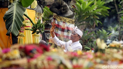 Sehari sebelum Hari Raya Nyepi Tahun Caka 1937, Pura Adhitya Jaya di bilangan Rawamangun, Jakarta Timur, Jumat (20/03/2015), disesaki umat Hindu yang khidmat melaksanakan prosesi Tawur Agung. Ritual Tawur Agung dipercaya sebagai ritual menolak bala.
Ini merupakan bagian dari upacara Buta Yadnya.