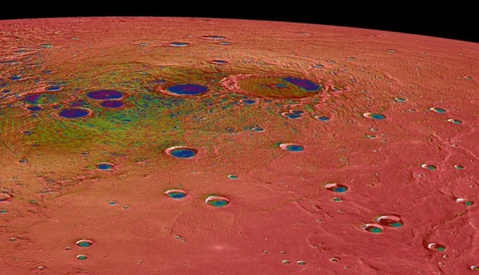 Kawah yang berada di permukaan planet Merkurius memungkinkan es bertahan dan membeku di sana. (Dok. NASA/Carnegie/JHUAPL)