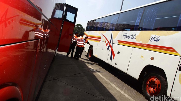 Sejumlah bus AKAP menjalani pemeriksaan kelaikan jalan di Terminal Kampung Rambutan, Jakarta Timur, Senin (23/3/2015). Langkah ini untuk memberikan kenyamanan bagi para penumpang.