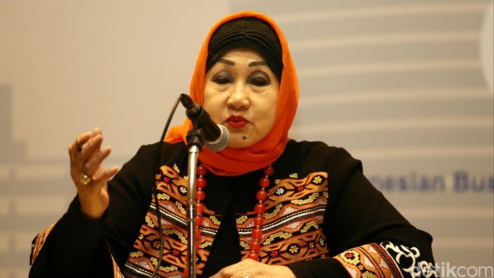 Ketua Dewan Kehormatan IWAPI, Dewi Motik Pramono, Ketua Umum DPP IWAPI, Nita Yudi dan Kepala Departemen Hubungan Internasional KADIN, Handito Joewono berbincang saat acara OECD (Organization for Economic Co-Operation and Development) South East Asia Regional Forum 2015 di Hotel Borobudur, Jakarta, Selasa (24/03/2015). Sebagai organisasi perempuan pengusaha Indonesia, IWAPI berkontribusi aktif dalam pertumbuhan ekonomi global dalam menghadapi pasar bebas ASEAN.
