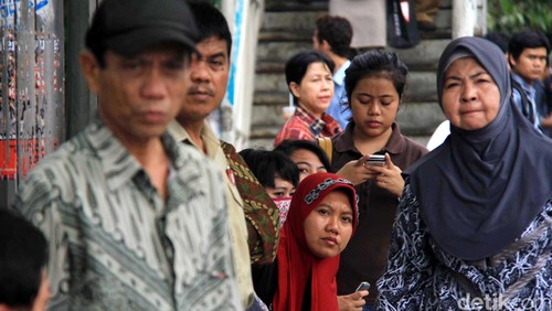 Ketergantungan masyarakat terhadap Telepon Genggam (Handphone) sekarang ini memang sangat tinggi. Hampir disetiap kesempatan beraktivitas masyarakat tidak bisa dijauhkan dari HP. Handphone, Smartphone. Warga menggunakan telepon genggam di kawasan Thamrin, Jakarta, Rabu (18/7/2012). File/detikFoto.