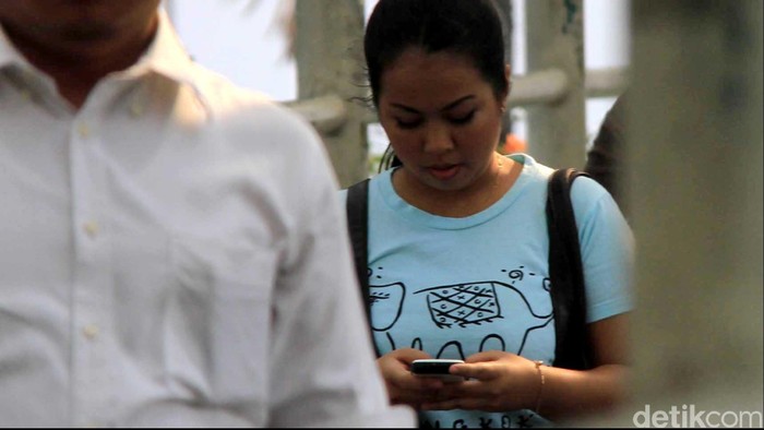 Ketergantungan masyarakat terhadap Telepon Genggam (Handphone) sekarang ini memang sangat tinggi. Hampir disetiap kesempatan beraktivitas masyarakat tidak bisa dijauhkan dari HP. Handphone, Smartphone. Warga menggunakan telepon genggam di kawasan Thamrin, Jakarta, Rabu (18/7/2012). File/detikFoto.