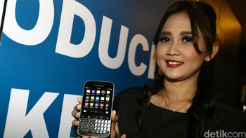 BlackBerry Classic menjadi seri terakhir BlackBerry dengan wujud lamanya. Ya, akhirnya BlackBerry tak mampu melawan serbuan pasukan ponsel Android. Hingga akhirnya masa kejayaan BlackBerry benar benar berakhir di Indonesia maupun dunia. Dominasi BlackBerry pun hanya tinggal cerita. Foto: Agung Pambudhy