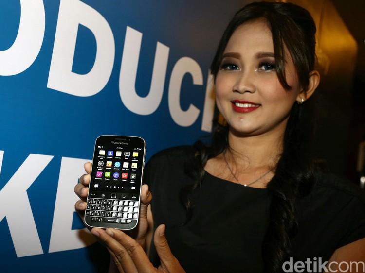 Seorang model menunjukkan Blackberry Classic saat peluncuran di Jakarta, Rabu (25/3/2015). Blackberry ini menggunakan jaringan 4G LTE dijual dengan harga Rp 5.599.000.