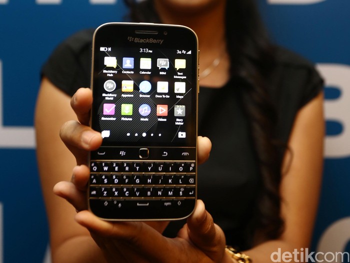 Seorang model menunjukkan Blackberry Classic saat peluncuran di Jakarta, Rabu (25/3/2015). Blackberry ini menggunakan jaringan 4G LTE dijual dengan harga Rp 5.599.000.