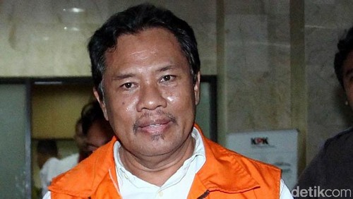 Bupati Lombok Barat (nonaktif) Zaini Arony bungkam usia menjalani pemeriksaan di gedung Komisi Pemberantasan Korupsi (KPK), Jakarta, Rabu (25/3/2015). Ini merupakan pemeriksaan perdana Zaini pasca ditahan KPK 17 Maret 2015, lalu, terkait kasus dugaan tindak pidana pemerasan sebesar Rp 1,5 hingga Rp 2 miliar terhadap PT Djaja Business Group (DBG) yang berlokasi di Desa Buwun Mas, Kecamatan Sekotong, Kabupten Lombok Barat terkait izin pengembangan kawasan wisata di Lombok Barat.