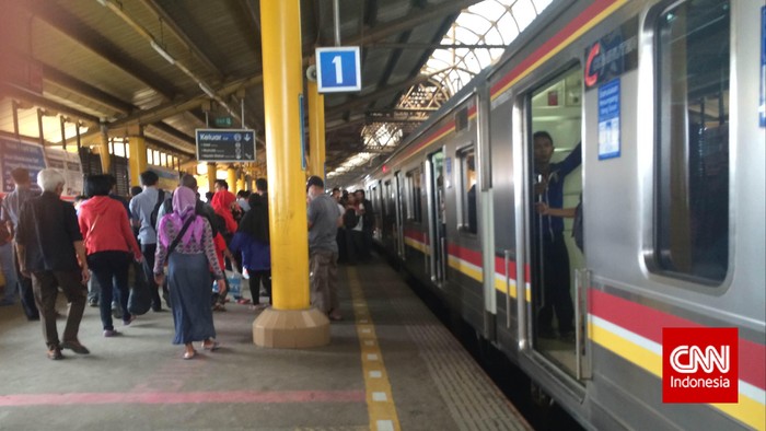 Rawan Dilempar Batu, Kaca Commuter Line Akan Diganti Akrilik