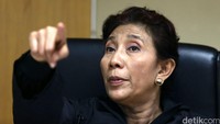 Ini menjadi salah satu foto Susi yang paling banyak beredar di internet lewat meme tenggelamkan. Foto ini diambil saat rakor mengenai illegal fishing di Kemenko Maritim yang saat itu masih dipimpin oleh Indroyono Susilo. Foto: Agung Pambudhy