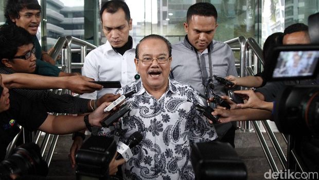 Mantan anggota DPR RI Zulkarnaen Djabar menjalani pemeriksaan di gedung KPK Jakarta, Rabu (25/3/2015). Kali ini ia diperiksa sebagai saksi untuk kasus tindak pidana korupsi penyelenggaraan Ibadah Haji 2012-2013 yang menyeret mantan Menteri Agama Suryadharma Ali.