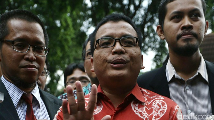 Mantan Wamenkum HAM Denny Indrayana memenuhi panggilan Bareskrim Polri, Jumat (27/3/2015). Ia akan menjalani pemeriksaan dalam kasus payment gateway pada tahun aggaran 2014 di Kemenkum HAM.
