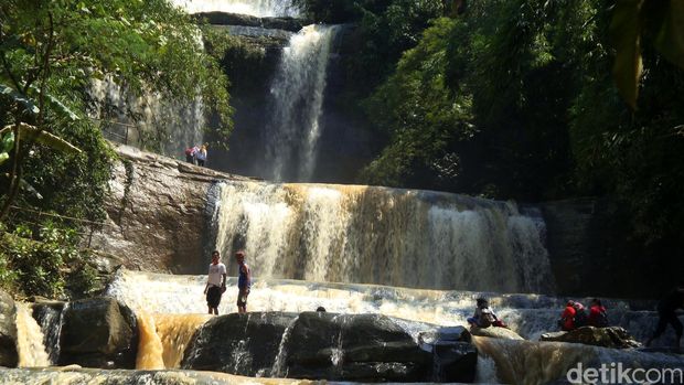 Curug Nangga yang berada di Desa Petahunan, Kecamatan Pekuncen, Banyumas Jawa Tengah mendadak populer sejak sebulan terakhir. Desa yang dikenal dengan nama Desa atas angin ini dulunya sepi pengunjung. Tapi kini, hampir setiap hari banyak warga dari dalam maupun luar kota yang datang menyempatkan diri untuk melihat eksotisnya curug nangga yang mempunyai 7 tingkat air terjun.