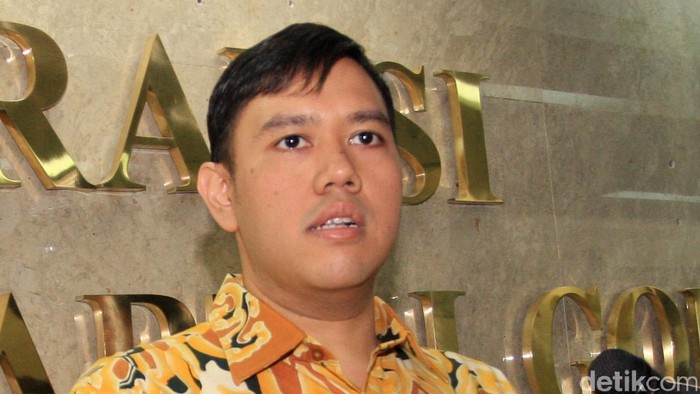 Anak Ketum Golkar Agung Laksono yang juga anggota DPR, Dave Laksono, terkejut saat tiba di ruang Fraksi Golkar di lantai 12 Gedung Nusantara I DPR RI, Senayan, Jakarta, Jumat siang (27/3). Ruangan tersebut dijaga ketat aparat kepolisian dan pamdal.