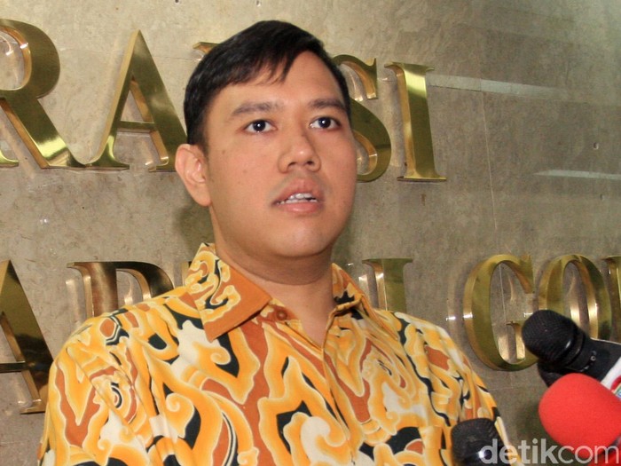 Anak Ketum Golkar Agung Laksono yang juga anggota DPR, Dave Laksono, terkejut saat tiba di ruang Fraksi Golkar di lantai 12 Gedung Nusantara I DPR RI, Senayan, Jakarta, Jumat siang (27/3). Ruangan tersebut dijaga ketat aparat kepolisian dan pamdal.