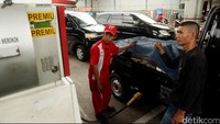 Aturan ini tertuang dalam Peraturan Presiden (Perpres) Nomor 117 Tahun 2021 tentang Perubahan Ketiga atas Peraturan Presiden Nomor 191 Tahun 2021 tentang Penyediaan, Pendistribusian dan Harga Jual Eceran Bahan Bakar Minyak. Rengga Sancaya/detikcom